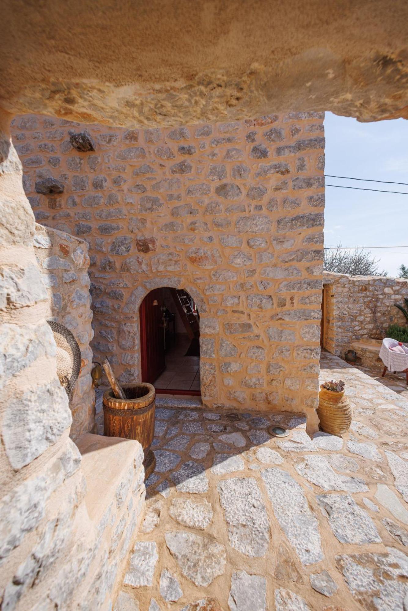 Lithos Traditional Tower *